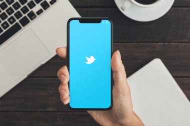 Kharkov, Ukrayna - Aralık 23,2018: Iphone X açmak Twitter uygulaması