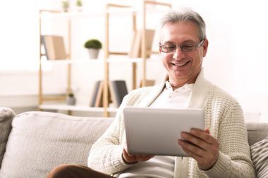 Olgun adam websurfing dijital tablet evde