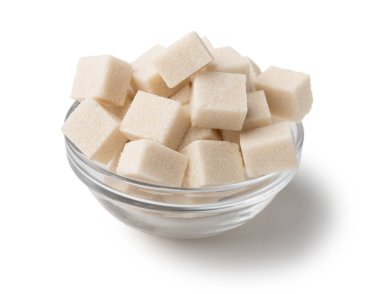 Beyaz arka plan üzerinde cam kapta rafine şeker