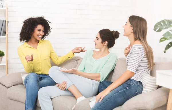 Amigos do sexo feminino falando e fofocando em casa — Fotografia de Stock