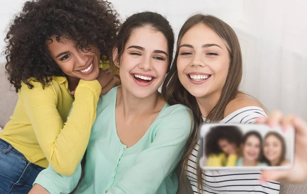 Diverse friends making photos on smartphone at home — Stock Photo, Image