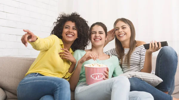 Amigos do sexo feminino assistindo filme e comer pipocas — Fotografia de Stock