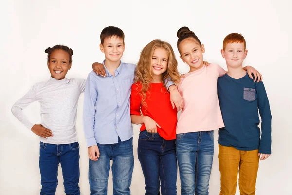 Enfants étreignant et regardant la caméra sur fond blanc — Photo