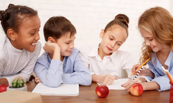 Kinderen tekenen samen in de klas tijdens de les — Stockfoto