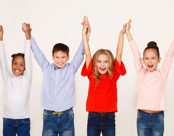 Glückliche Kinder erhoben die Hände und standen in einer Reihe — Stockfoto