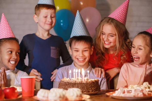 Мальчик Смотрит Торт Загадывает Желание Празднует День Рождения Друзьями — стоковое фото