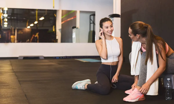 Dwie dziewczyny po odpoczynku między treningi w siłowni — Zdjęcie stockowe