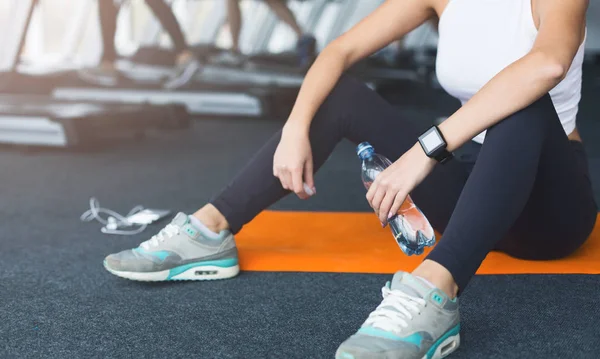 Chica descansando después de entrenar en el gimnasio — Foto de Stock