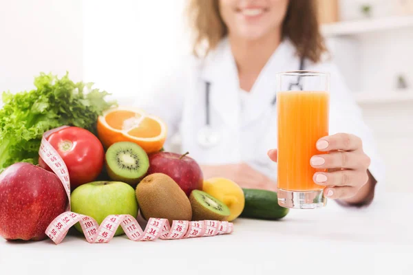 Ernährungsberater wirbt für gesunde Ernährung und bietet Orangensaft an — Stockfoto