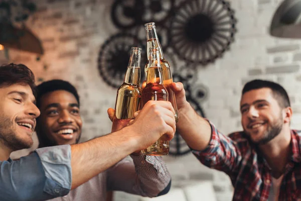 Kluci cinkání lahví piva, spočívající v barech — Stock fotografie