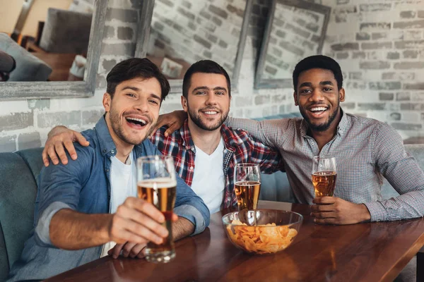 Bira içme ve dinlenme arkadaşlar çubuk — Stok fotoğraf
