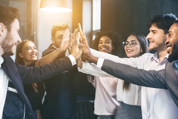 Feliz equipo de negocios multirracial dando chocos — Foto de Stock