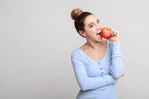 健康的な食事。かわいい女の子刺すような新鮮なリンゴ — ストック写真