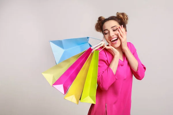 Frau posiert mit Einkaufstüten und blickt in Kamera — Stockfoto