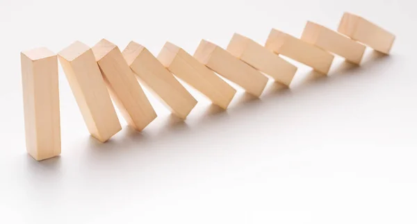 Un blocco di legno fermare gli altri che cadono come domino — Foto Stock