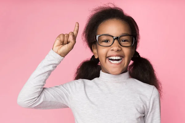 Niño feliz en gafas teniendo idea, levantando el dedo — Foto de Stock