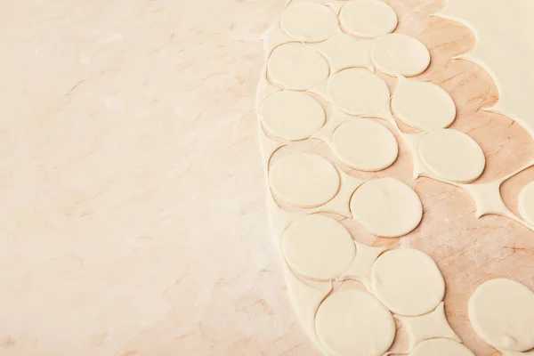 Тонкокатане кругле тісто на кухонному столі — стокове фото
