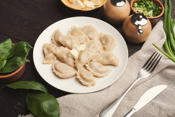 Dumplings con patatas servidas en el restaurante, comida rusa —  Fotos de Stock