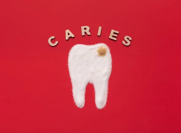 Сахар разрушает зубную эмаль и приводит к кариесу. — стоковое фото
