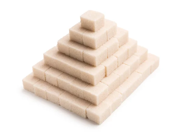 Piramide fatta di cubetti di zucchero su sfondo bianco — Foto Stock