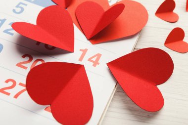 Takvim sayfası üzerinde 14 Şubat kırmızı kalp