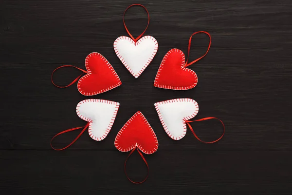 Valentinstag Hintergrund, handgemachte Kissenherzen auf Holz — Stockfoto