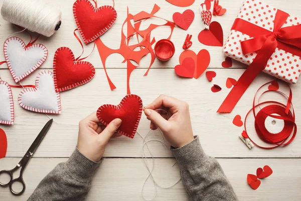 Valentine dag achtergrond, handgemaakt kussen hartjes op hout — Stockfoto