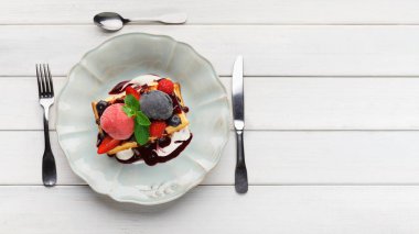 Dondurma ve taze çilek ile Belçika Waffle tabak