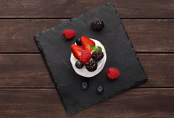Десерт из обезжиренных сливок и свежих ягод — стоковое фото