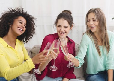 Şampanya içmek, evde akşam harcama kız