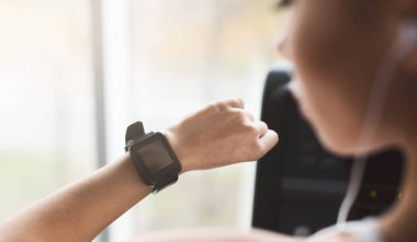 Spor akıllı, bakarak kadının kardiyo egzersizleri yapması