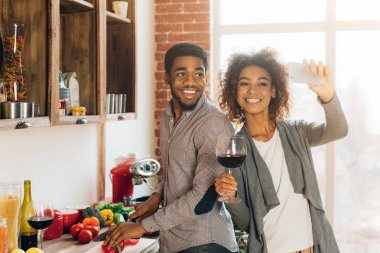 Siyah kız selfie pişirme sevgilisi ile yapma