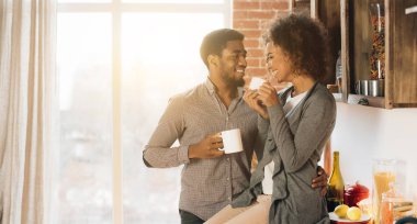 Mutfakta kahve içme sevimli genç Çift