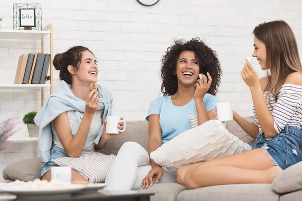 Melhores amigos comer biscoitos e conversar em casa — Fotografia de Stock