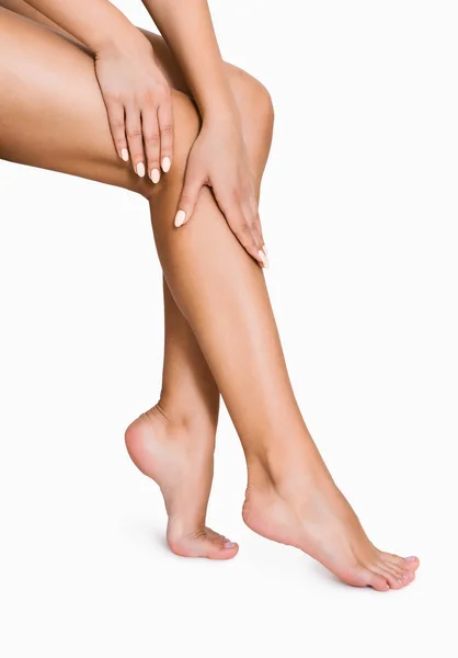 Žena použití hydratační na její dokonalé nohy — Stock fotografie