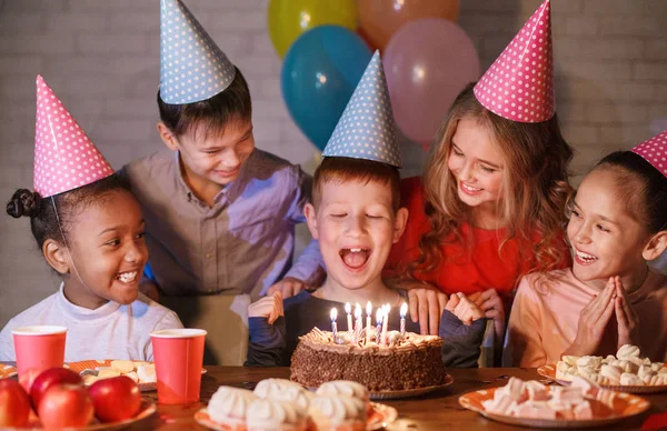 Niño feliz en sombrero de fiesta con pastel de cumpleaños —  Fotos de Stock