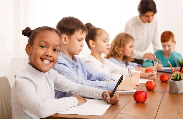 Kinderen huiswerk samen met leraar op school — Stockfoto
