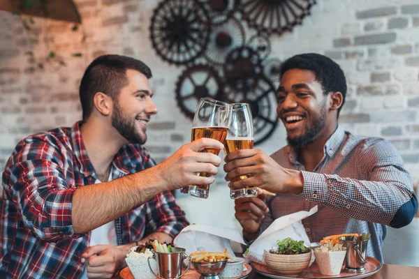 Eski Arkadaşlar Toplantı Bar Bira Içip Hamburger Yemek — Stok fotoğraf