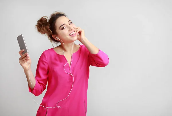 Mujer Alegre Escuchando Música Teléfono Móvil Sobre Fondo Gris Con — Foto de Stock