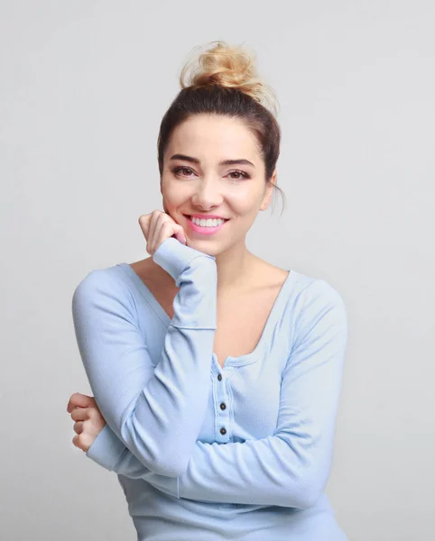 Woman posing with hand on chin and looking at camera — Stock Photo, Image
