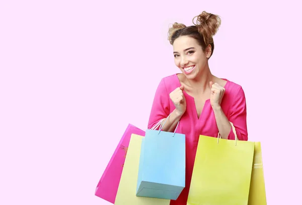 Señora posando con bolsas de compras y mirando a la cámara — Foto de Stock