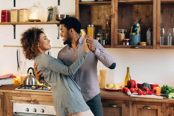 Junges afrikanisch-amerikanisches Paar tanzt in Küche, Kopierraum — Stockfoto