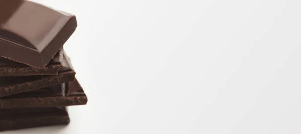 Stapel dunkler Schokoladentafeln auf weißem Hintergrund — Stockfoto
