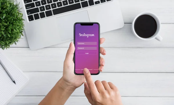 KHARKOV, UCRANIA - 23 de diciembre de 2018: La mujer inicia sesión con Instagram — Foto de Stock