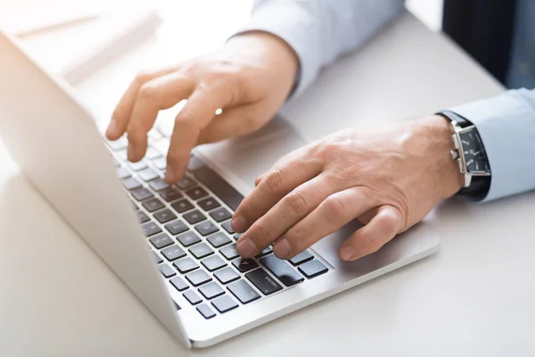 Volwassen man aan het werk op laptop, toetsenbord — Stockfoto