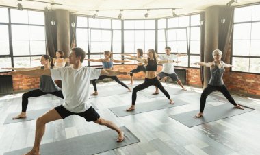 Pratik yoga bir modern stüdyoda Millennials