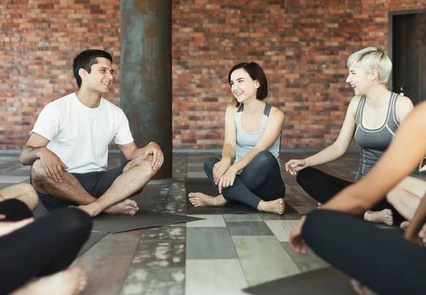 Felices risas jóvenes relajándose después del entrenamiento . — Foto de Stock