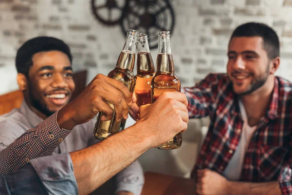 Bira, tungur arkadaşları kutlaması Toplantı — Stok fotoğraf