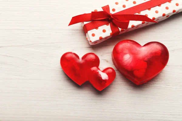 Valentine dag achtergrond, handgemaakte harten op hout met kopie ruimte — Stockfoto