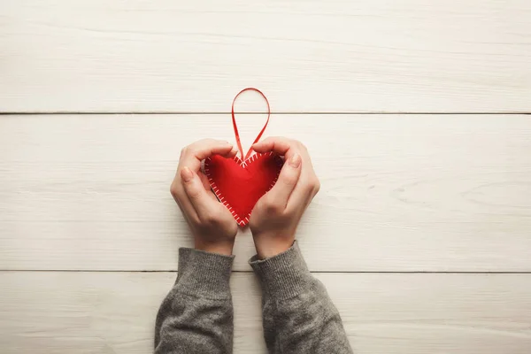 Sevgililer günü arka plan, eller yastık kalp — Stok fotoğraf
